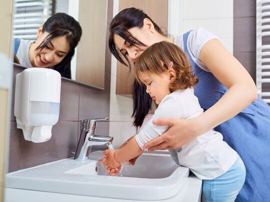 कम उम्र से ही बच्‍चों को अपनी सफाई करना सिखा दें. Image: Canva  