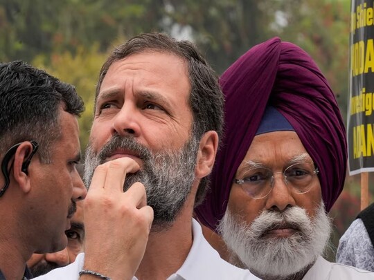 मैनेजर्स ने अब नए ढंग से राहुल गांधी को पेश करेंगे ताकि यह मैसेज जाए कि वे महात्‍मा गांधी को पसंद करते हैं. ( फोटो-PTI ) 