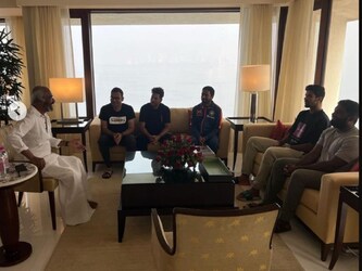  वहीं, ऑस्ट्रेलिया के खिलाफ मुंबई वनडे के बाद कुलदीप यादव ने भी रजनीकांत के साथ अपनी तस्वीर सोशल मीडिया पर शेयर की थी. इस फोटो में वॉशिंगटन सुंदर भी सुपरस्टार के साथ बातचीत करते नजर आए थे. (kuldeep yadav instagram)