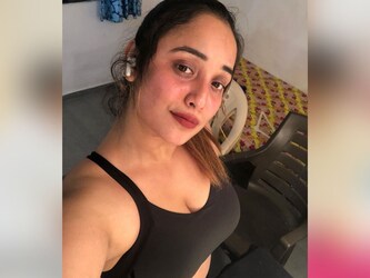  वेब सीरीज 'मस्तराम' फेम एक्ट्रेस रानी चटर्जी की पोस्ट पर लोग इसी तरह से जमकर कमेंट्स कर रहे हैं. उनकी पोस्ट पर 11 हजार से ज्यादा लाइक्स मिल चुके हैं. तस्वीरों को शेयर करने के साथ ही उन्होंने लिखा, 'कार्य प्रगति पर है'.