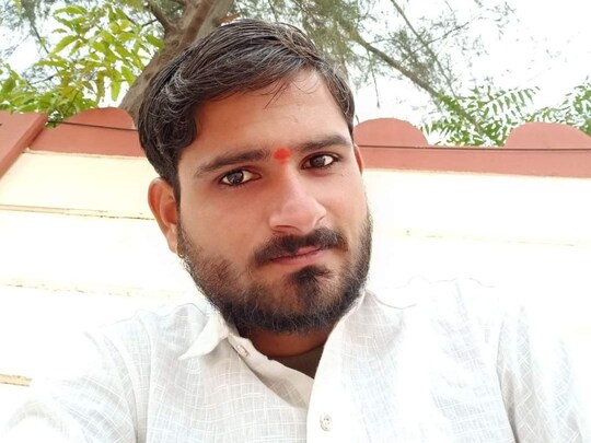 Ratlam news: रतलाम के रावटी थाना इलाके में गोपाल गुर्जर की सुसाइड से मौत के बाद लोगों ने एसपी ऑफिस पहुंचकर प्रदर्शन किया.