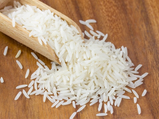 हल्के होने के कारण नकली चावल पानी में डालते ही तैरने लग जाते हैं. (Image-Canva)