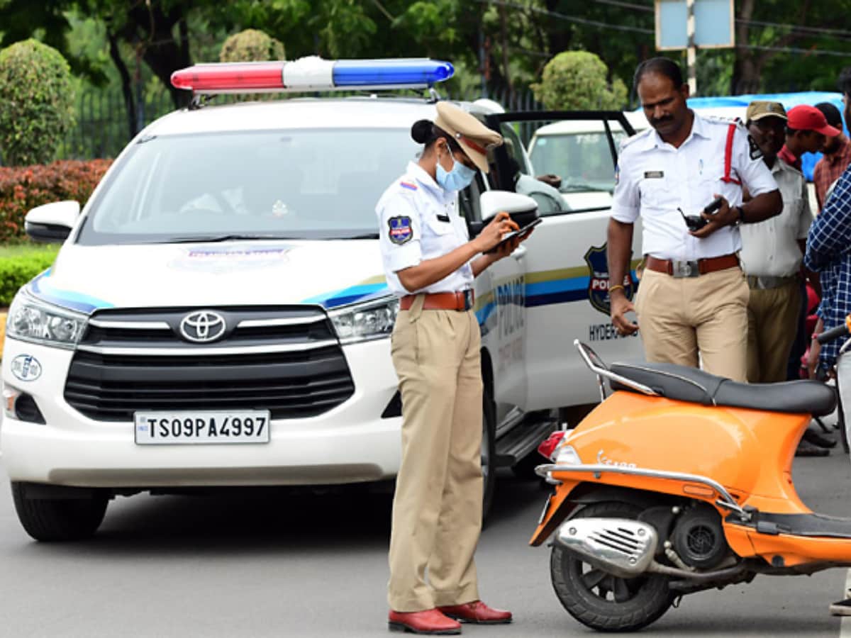 RTO Officer : कैसे बनते हैं आरटीओ ऑफिसर ? सैलरी के अलावा मिलती हैं सरकारी गाड़ी और कई सुविधाएं - how to become rto officer know salary facilities power and responsibilities - News18 हिंदी