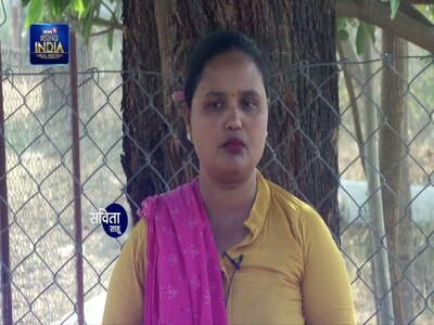 सविता साहू दंतेवाड़ा में ई-रिक्शा चलाती हैं.