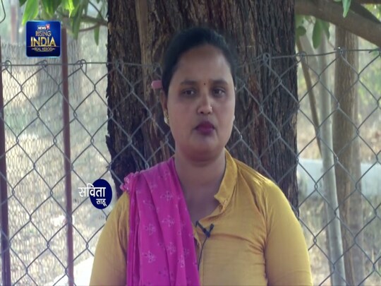 सविता साहू दंतेवाड़ा में ई-रिक्शा चलाती हैं.