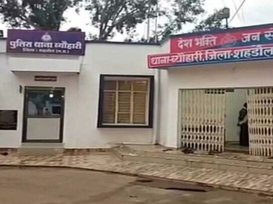 Shahdol News: शहडोल में एक युवक प्रेमिका से परेशान होकर पुलिस की शरण में गया है. उसकी शिकायत से पुलिस भी उलझन में है. (Photo-News18)