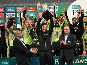  शाहीन अफरीदी (Shaheen Afridi) अपनी धारदार गेंदबाजी के लिए जाने जाते हैं. 22 साल के शाहीन ने पाकिस्तान सुपर लीग के फाइनल में बल्ले से भी कमाल किया. लाहौर कलंदर्स के कप्तान शाहीन अफरीदी ने मुल्तान सुल्तांस के खिलाफ 15 गेंद में नाबाद 44 रन की ताबड़तोड़ पारी खेली. (AFP)