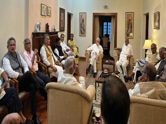 NCP चीफ शरद पवार के घर पर मुद्दे पर विपक्ष के नेताओं की बैठक हुई. (फोटो- ANI) 