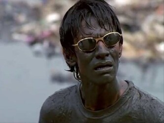 साल 2004 में आई फिल्म 'रन' का गणेश आपको याद है जो कौआ बिरयानी के लिए फेमस हैं. इस फिल्म में विजय राज ने गणेश किरदार से जान फूंक दी थी. गणेश ने फिल्म में अपनी उल्टी-सीधी हरकतों की वजह से लोगों को खूब हंसाया था.