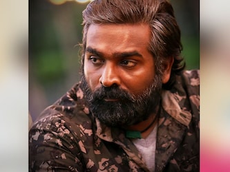  साउथ एक्टर विजय सेतुपति (vijay sethupathi) की गिनती सबसे खतरनाक विलेन्स में होती है. उन्होंने 'विक्रम' और 'मास्टर' जैसी फिल्मों में दमदार खलनायक बनकर सभी का दिल ही जीत लिया था. अब उनके पास बॉलीवुड प्रोजेक्ट्स भी हैं. इसमें वो 'जवान' में शाहरुख खान से भिड़ते हुए दिखाई देने वाले हैं. (file photos)