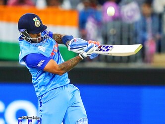  अब तक वनडे में सूर्यकुमार यादव ने टी20 जैसा प्रदर्शन नहीं किया है. फिलहाल श्रेयस अय्यर या किसी अन्य खिलाड़ी की जगह ही उनको प्लेइंग इलेवन में मौका मिल रहा है. पिछली 10 वनडे पारियों में उनका प्रदर्शन अच्छा नहीं रहा है. श्रीलंका के खिलाफ तीसरे मैच में सूर्या महज 4 रन बना पाए थे. न्यूजीलैंड के खिलाफ दो वनडे में 31 और 14 रन बनाने के बाद ऑस्ट्रेलिया के खिलाफ बिना खाता खोले लौटे थे.- AP
