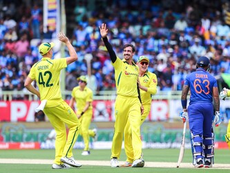 टीम इंडिया ने मुंबई में 3 मैचों की सीरीज का पहला मुकाबला अपने नाम कर 1-0 की बढ़त बनाई थी. विशाखापत्तनम में खेले गए दूसरे मैच में ऑस्ट्रेलिया की टीम ने जबरदस्त पलटवार किया और 10 विकेट की जीत के साथ 1-1 की बराबरी हासिल की. अब चेन्नई में सीरीज का तीसरा और आखिरी मुकाबला खेला जाना है. -AP