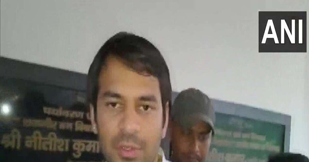 बिहार: होली की मस्ती में झूमते रहे तेज प्रताप यादव, उधर लाखों का सामान उड़ा ले गए वृंदावन के कलाकार, FIR दर्ज