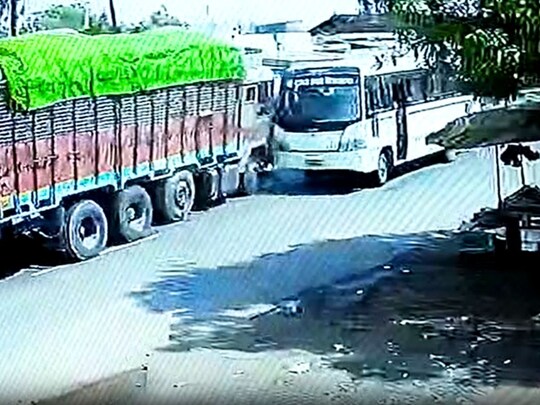Jabalpur News: जबलपुर में एक तेज रफ्तार ट्रक ने युवती को कुचल दिया. युवती की मौके पर ही मौत हो गई. (Photo-News18)