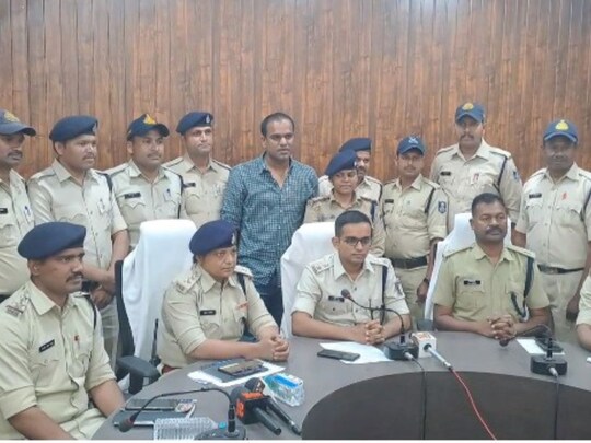 Jhabua Crime News: झाबुआ एसपी अगम जैन ने प्रेस कॉन्‍फ्रेंस कर मासूम बच्ची से दुष्कर्म और हत्या के मामले का खुलासा किया है.