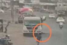 Shocking : सड़क पर खड़े ट्राले के सहारे बैठा था युवक, ड्राइवर ने बिना देखे चढ़ा दी गाड़ी...
