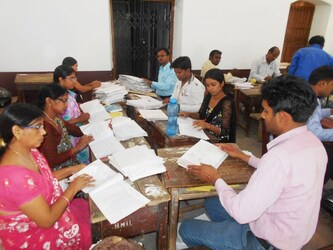  उत्तर प्रदेश माध्‍यमिक शिक्षा परिषद द्वारा करायी गई हाईस्कूल और इंटरमीडिएट की बोर्ड परीक्षाओं की उत्तर पुस्तिकाओं का मूल्यांकन शनिवार, 18 मार्च से एक अप्रैल तक चलेगा. सरकार द्वारा शुक्रवार को जारी बयान के अनुसार, प्रदेश में नकल विहिन बोर्ड परीक्षाएं संपन्न होने के बाद अब उत्तर पुस्तिकाओं का मूल्यांकन भी बिना किसी बाधा के 15 दिनों के भीतर पूरी करने का लक्ष्य रखा गया है.