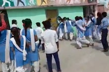 10 लड़कियों ने मिलकर एक लड़की को पीटा, वजह अंजान, सब हैं खामोश, क्या आपने देखा वायरल VIDEO