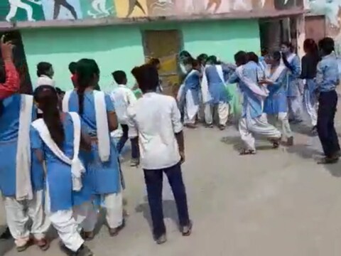 Singrauli News: एमपी के सिंगरौली में लड़कियों के झुंड ने एक लड़की को सरेआम पीट दिया. पीड़ित की हालत गंभीर है. (Photo-News18)