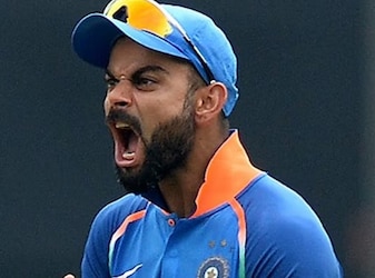  इस रिकॉर्ड से साफ है कि बाबर आजम पूर्व भारतीय कप्तान विराट कोहली से लगभग 100 पारी कम खेलकर भी टी20 में 2 अधिक शतक लगा चुके हैं. टी20 इंटरनेशनल की बात करें, ताे काेहली एक ही शतक लगा सके हैं. यहां भी बाबर का रिकॉर्ड कोहली पर भारी है. (AFP)