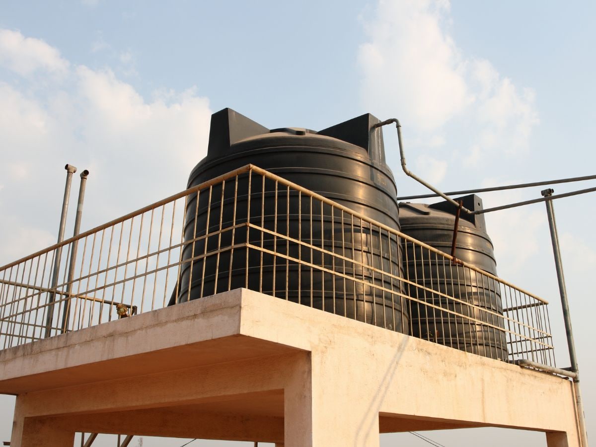 पानी की टंकियां गोल और काली ही क्यों होती हैं? ऊपर क्यों बनी रहती हैं