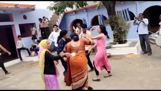 नाचते