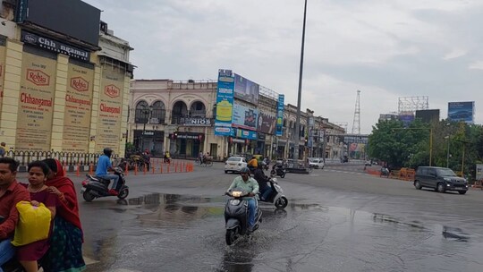 शनिवार की सुबह बारिश के बाद हजरतगंज की सड़कों पर भरा पानी