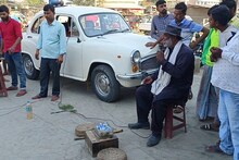 Godda News: सपेरा घूम-घूमकर बेचता है दर्द की दवा, तेल का असर ऐसा की ढूंढते हैं लोग