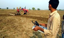 OMG : किसान के बेटे ने बनाया अनोखा ट्रैक्टर, बिना ड्राइवर के करता है खेत की जुताई