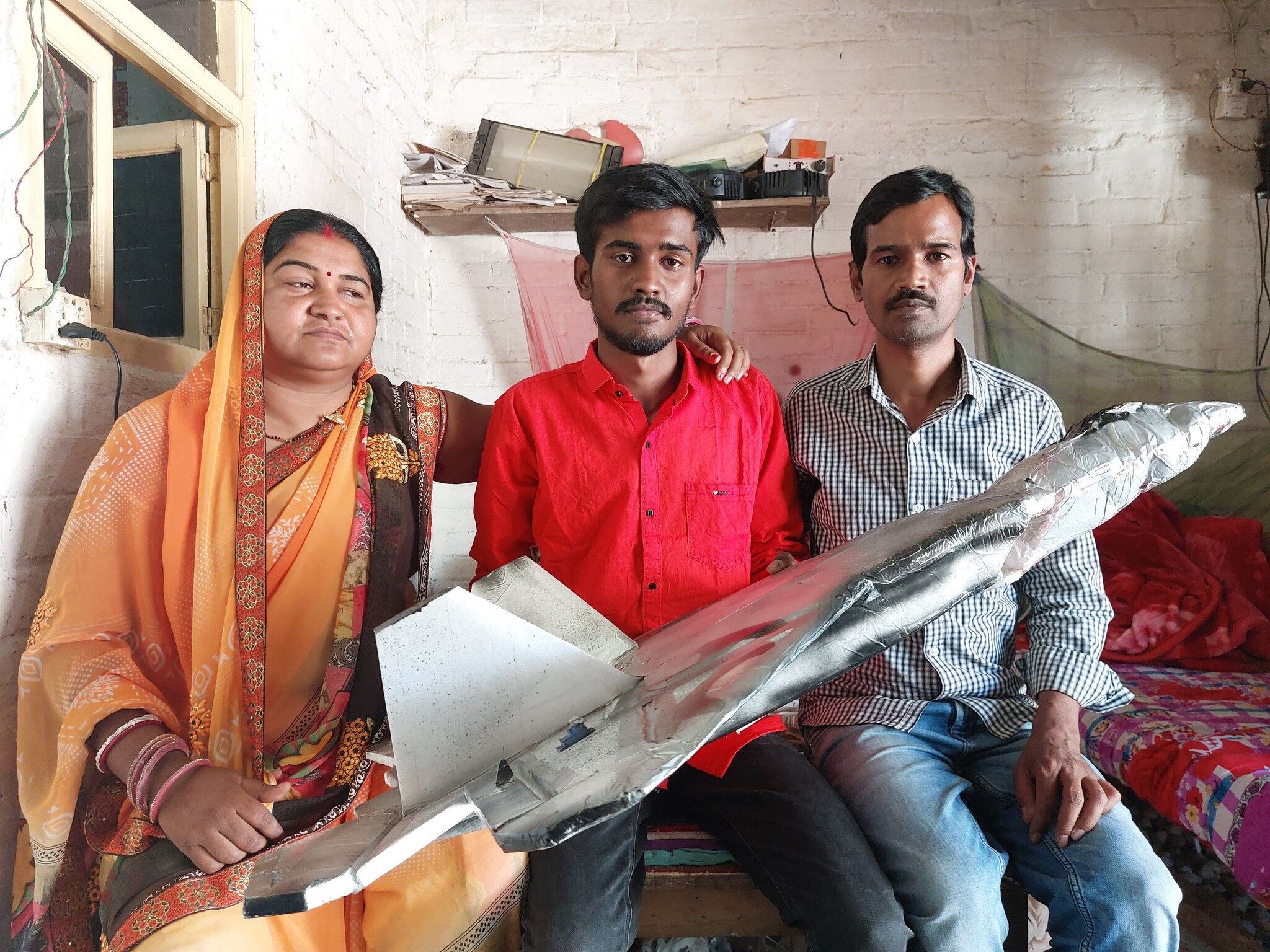 मुजफ्फरपुर के स्टूडेंट ने महज ₹7000 में बनाया फाइटर प्लेन, आसमान में 300  फीट तक भरता है उड़ान - Muzaffarpur this student made a fighter plane in 7  thousandhe flies up to