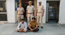चलती कार में सट्टा लगवा रहे 2 सटोरियों को पुलिस ने दबोचा, हजारों कैश और सट्टा बुक बरामद