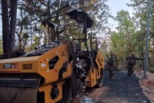 Naxal Attack: नक्सलियों ने 8 वाहन जलाए और मजदूरों को पीटा, इलाके में दहशत; जानिए क्यों हुआ उत्पात