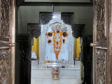 ऋषिकेश के इस मंदिर में सिर्फ अक्षय तृतीया पर होते हैं विष्णु चरणों के दर्शन