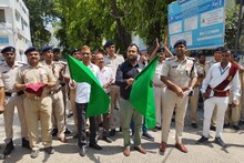 Siwan News: DM ने एलईडी वैन को दिखाई हरी झंडी, आगलगी की घटना को रोकने के लिए लोगों को करेगी जागरूक