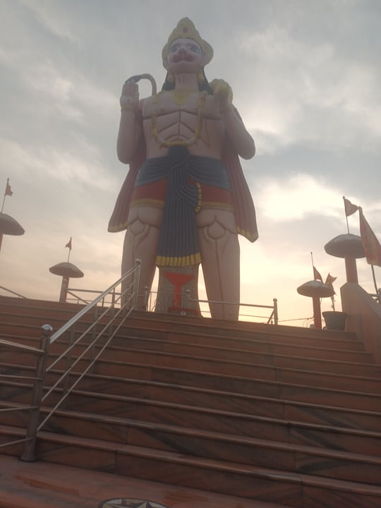 गोपालगंज के माधव मठ स्थित 54 फीट की भगवान हनुमान की प्रतिमा बना आकर्षण का केंद्र