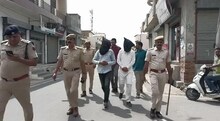 राह चलती युवतियों  से छेड़छाड़ करने वालों की पुलिस ने बाजार में कराई परेड