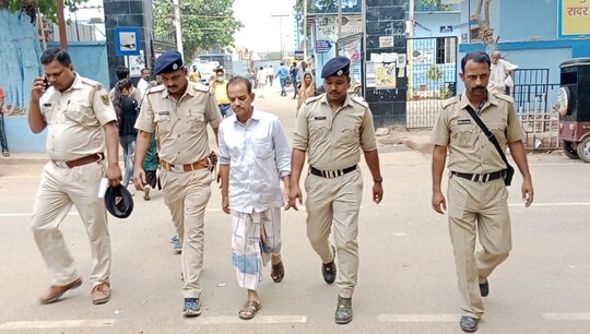 मुंगेर से स्वर्ण व्यवसाई को गिरफ्तार कर जीआरपी की टीम बंगाल ले गई अपने साथ 