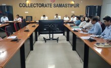 Samastipur News: नया आधार कार्ड के लिए बैंक नहीं लेंगे कोई राशि, समीक्षा बैठक में डीएम का निर्देश