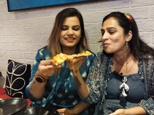 इंडियन वुड पर बना रहे इटेलियन पिज्जा