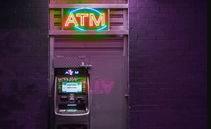 ATM में क्यों लगे होते हैं एक नहीं बल्कि दो-दो AC? क्या लोगों को ठंडी ...