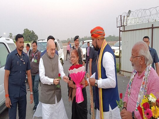 गृह मंत्री अमित शाह शनिवार की शाम दो दिवसीय दौरे पर पटना पहुंचे हैं.
