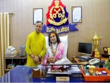 अपनी सरकारी कुर्सी पर कथावाचक को बैठाकर फंस गए जेल अधीक्षक, अब दी सफाई