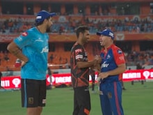 VIDEO: भुवी के पैरों में गिरे वॉर्नर तो लगाया गले, याद आई जय-वीरू की दोस्ती