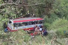 Bus Accident: देहरादून-मसूरी रोड पर बस खाई में गिरी, दो की मौत, 31 घायल, ड्राइवर फरार