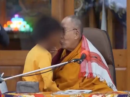 दलाई लामा ने बच्चे के होंठ चूमे और बोले.., लोगों ने कहा शर्मनाक! वीडियो  वायरल होते ही बवाल - Dalai Lama Video Asking Minor Boy To kiss lips Suck  His Tongue Triggers