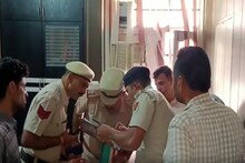 'बच्चों मुझे माफ कर देना’ चैंबर में कुर्सी पर मिला वकील का शव, बदबू आने लगी तो तोड़ा दरवाजा