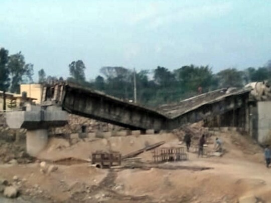 हिमाचल के हमीरपुर जिले में 3 करोड़ रुपये से बन रहा पुल ढहा.