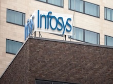 Infosys के शेयर 10 फीसदी टूटे-लोअर सर्किट लगा, एक साल में सबसे कम भाव