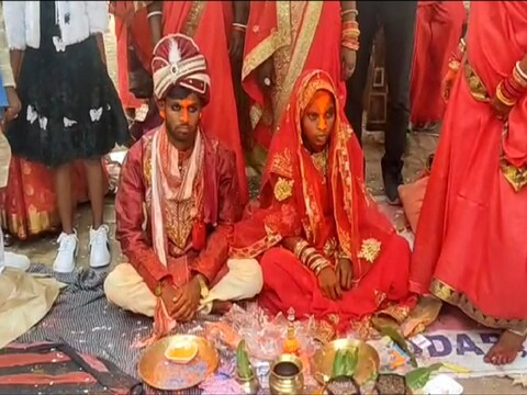 गिरिडीह में एक तरफ मां की अर्थी निकली तो दूसरी तरफ बेटी की शादी की गई. 