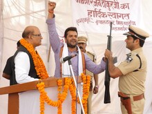 जब मुख्यमंत्री की सभा में बंदूक लेकर पहुंचे खेसारी लाल, दंग रह गए सीएम
